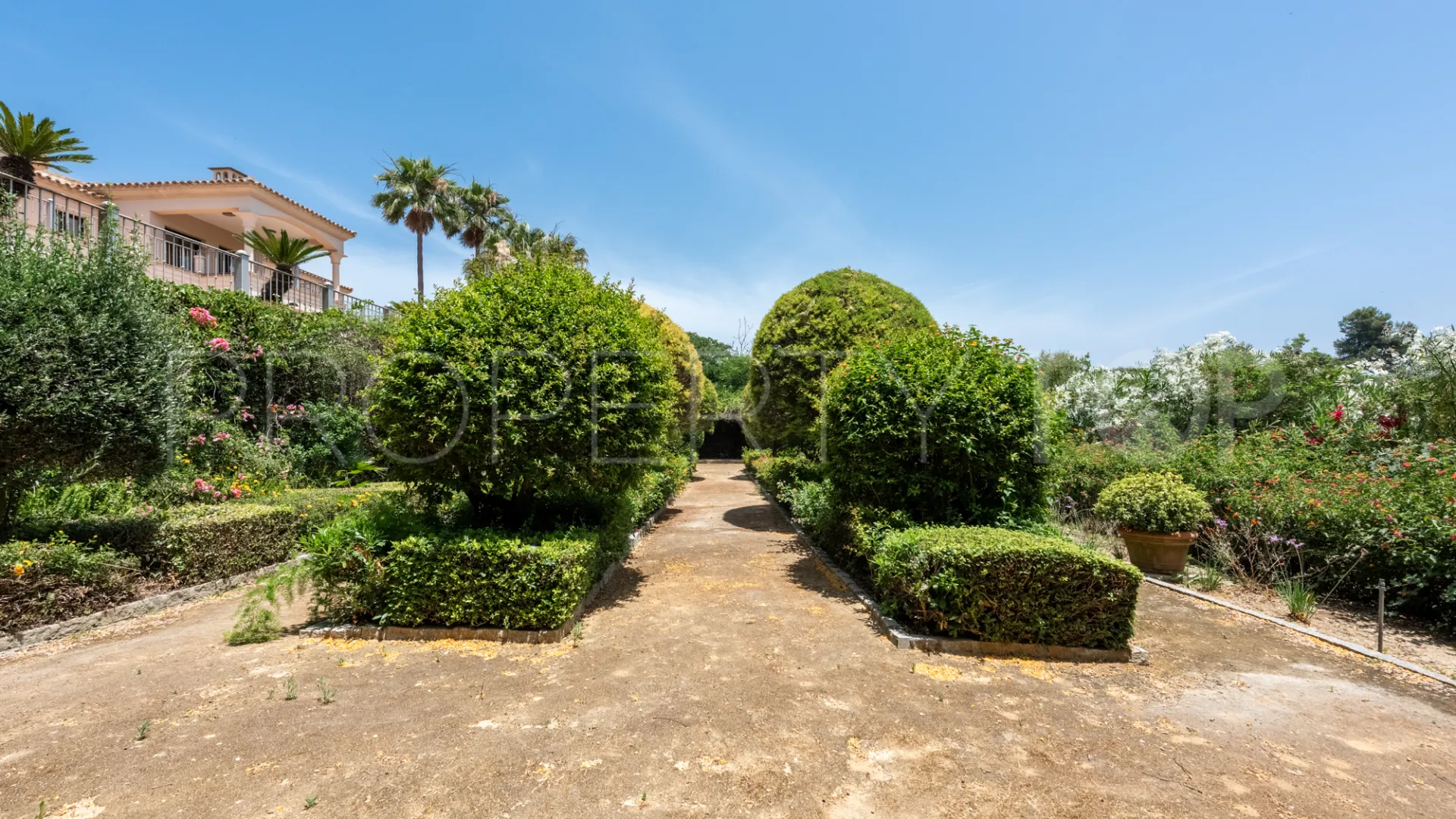 Villa de 5 dormitorios a la venta en Zona L