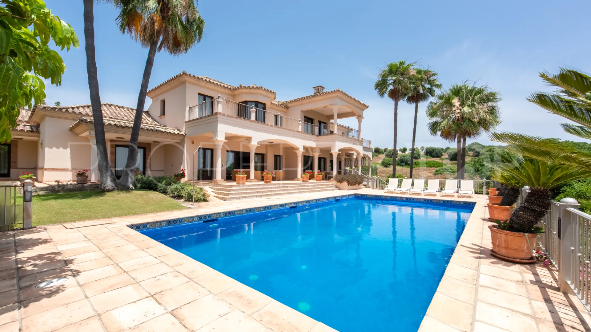 Villa de 5 dormitorios a la venta en Zona L