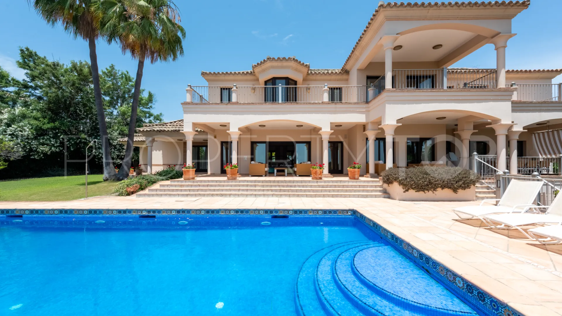 Villa de 5 dormitorios a la venta en Zona L