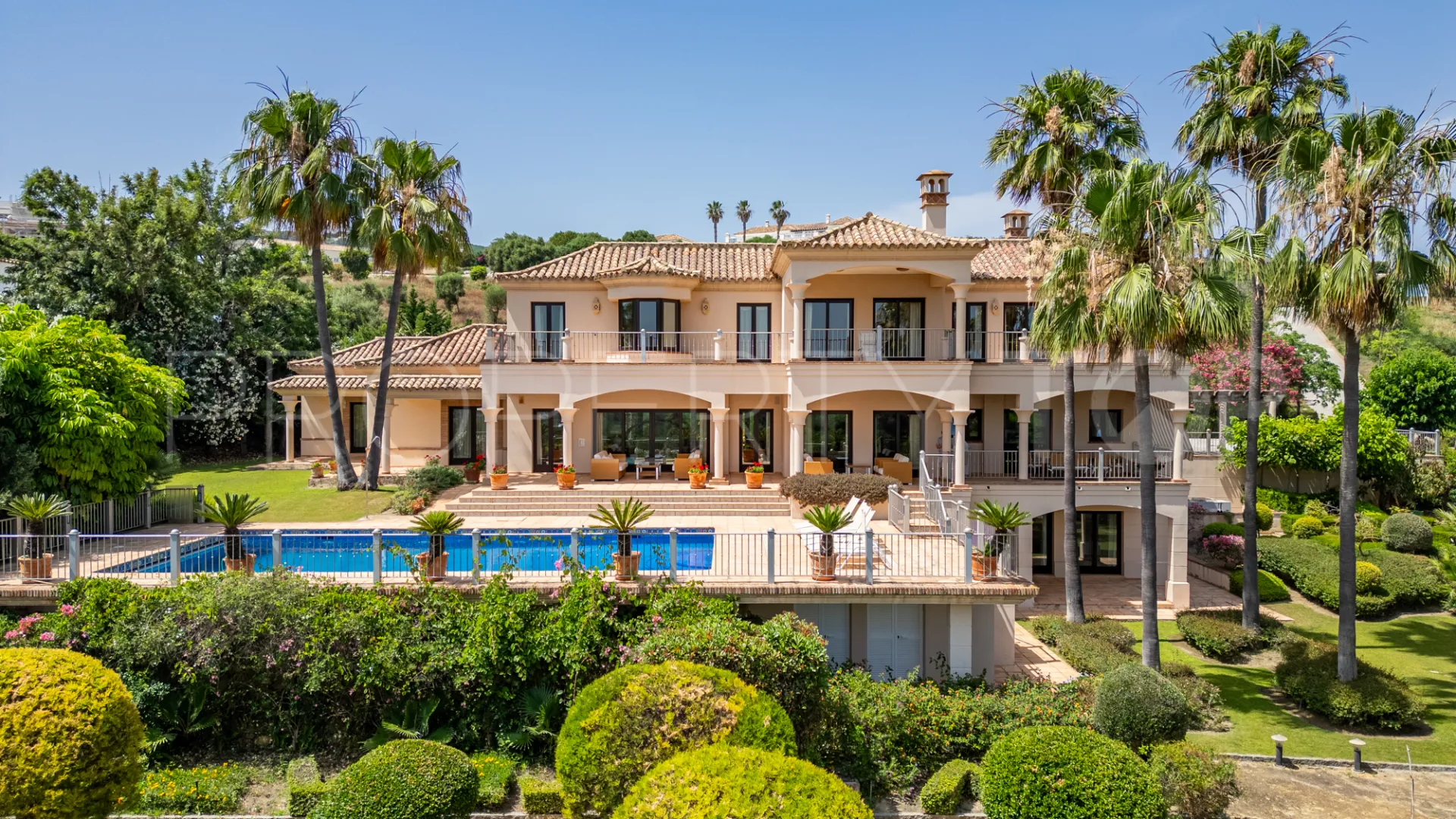 Villa de 5 dormitorios a la venta en Zona L