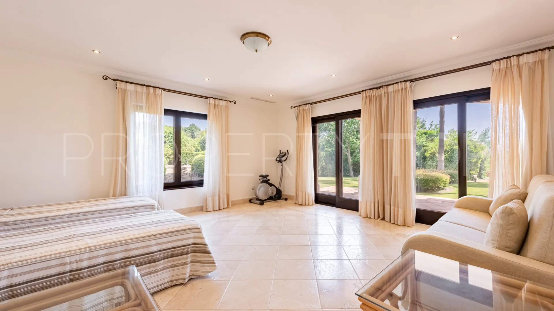 Villa de 5 dormitorios a la venta en Zona L