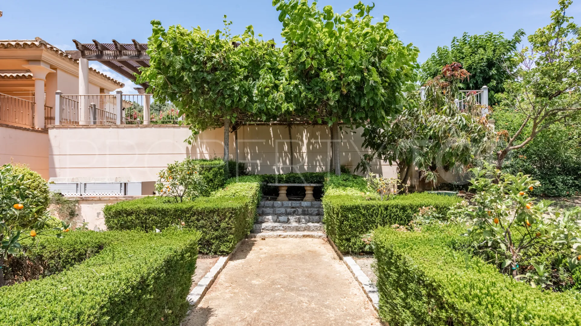 Villa de 5 dormitorios a la venta en Zona L