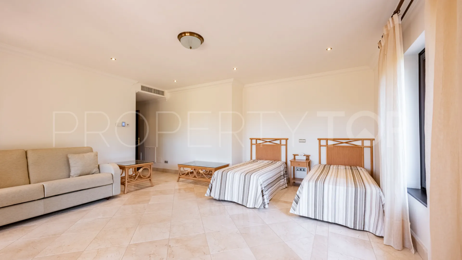 Villa de 5 dormitorios a la venta en Zona L