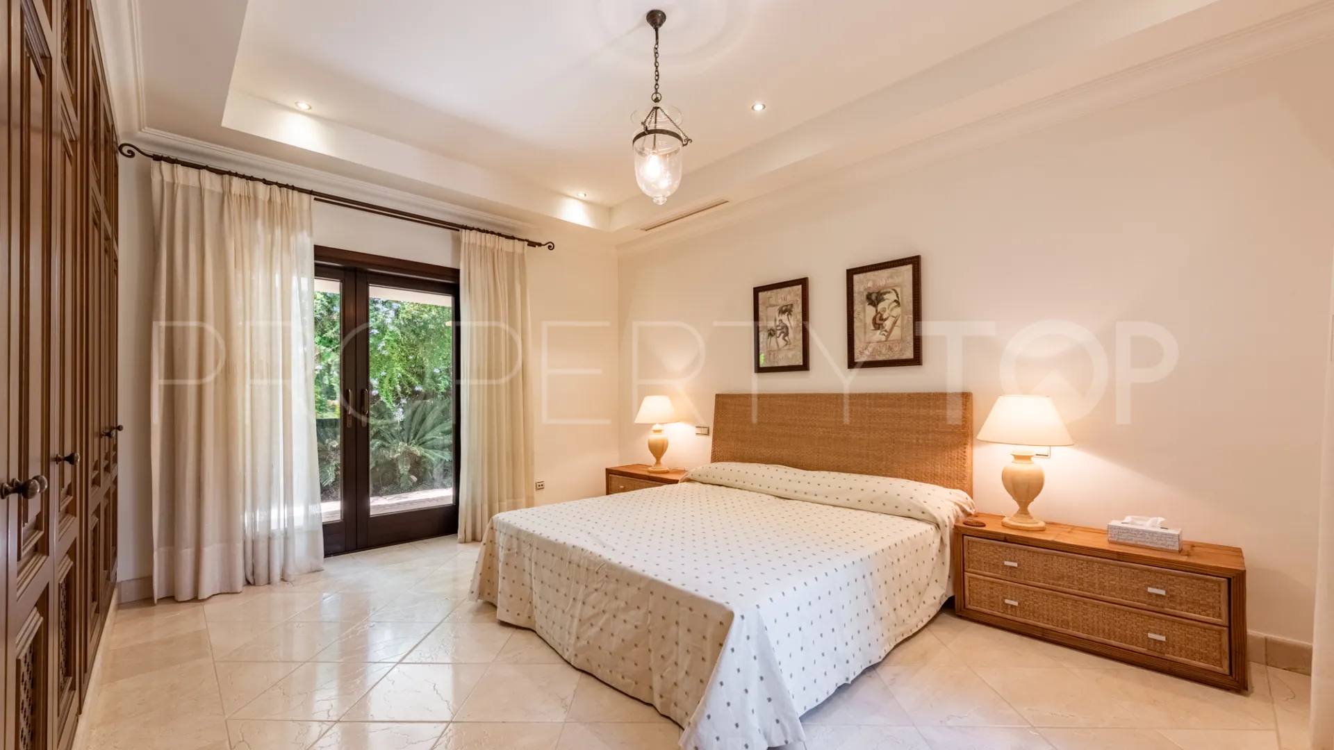 Villa de 5 dormitorios a la venta en Zona L