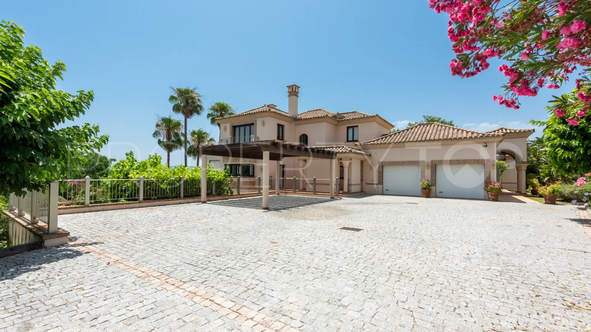 Villa de 5 dormitorios a la venta en Zona L