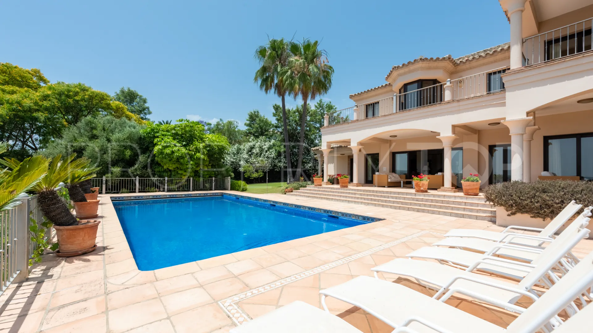 Villa de 5 dormitorios a la venta en Zona L