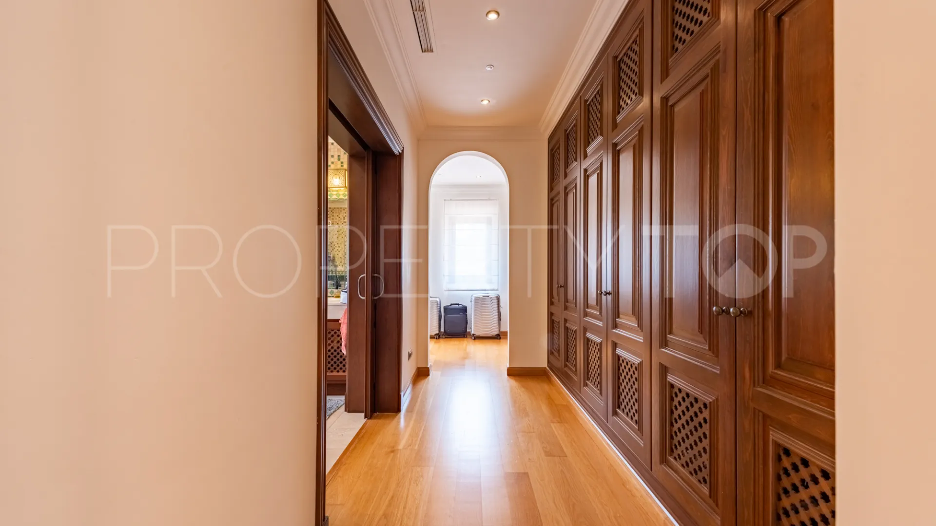 Villa de 5 dormitorios a la venta en Zona L