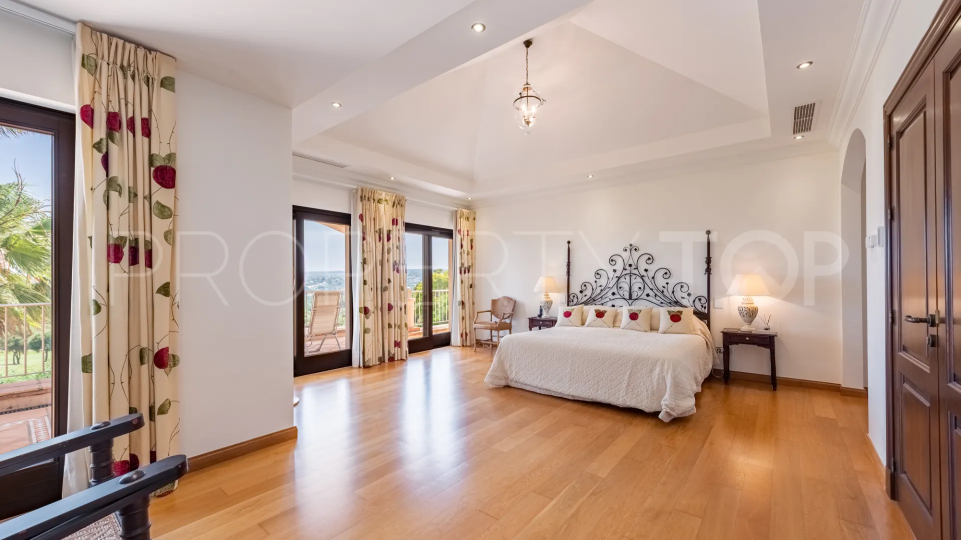Villa de 5 dormitorios a la venta en Zona L