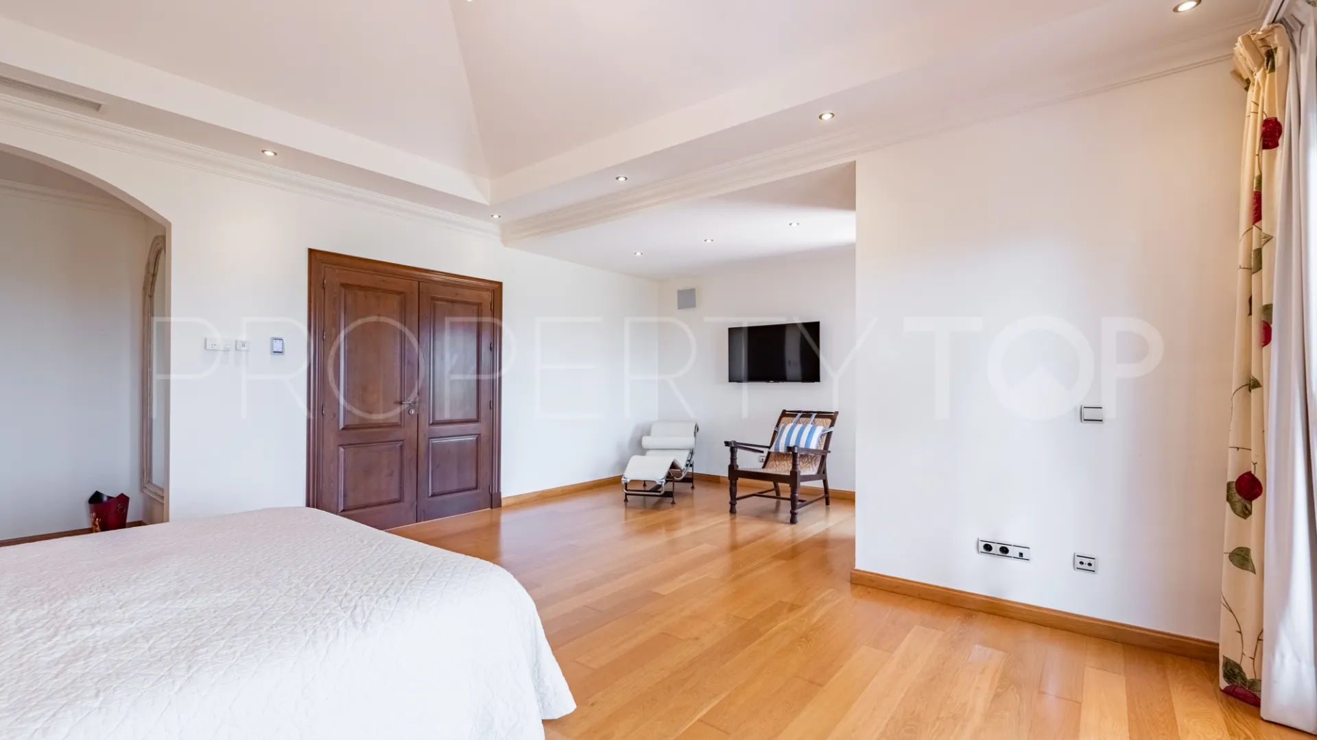 Villa de 5 dormitorios a la venta en Zona L