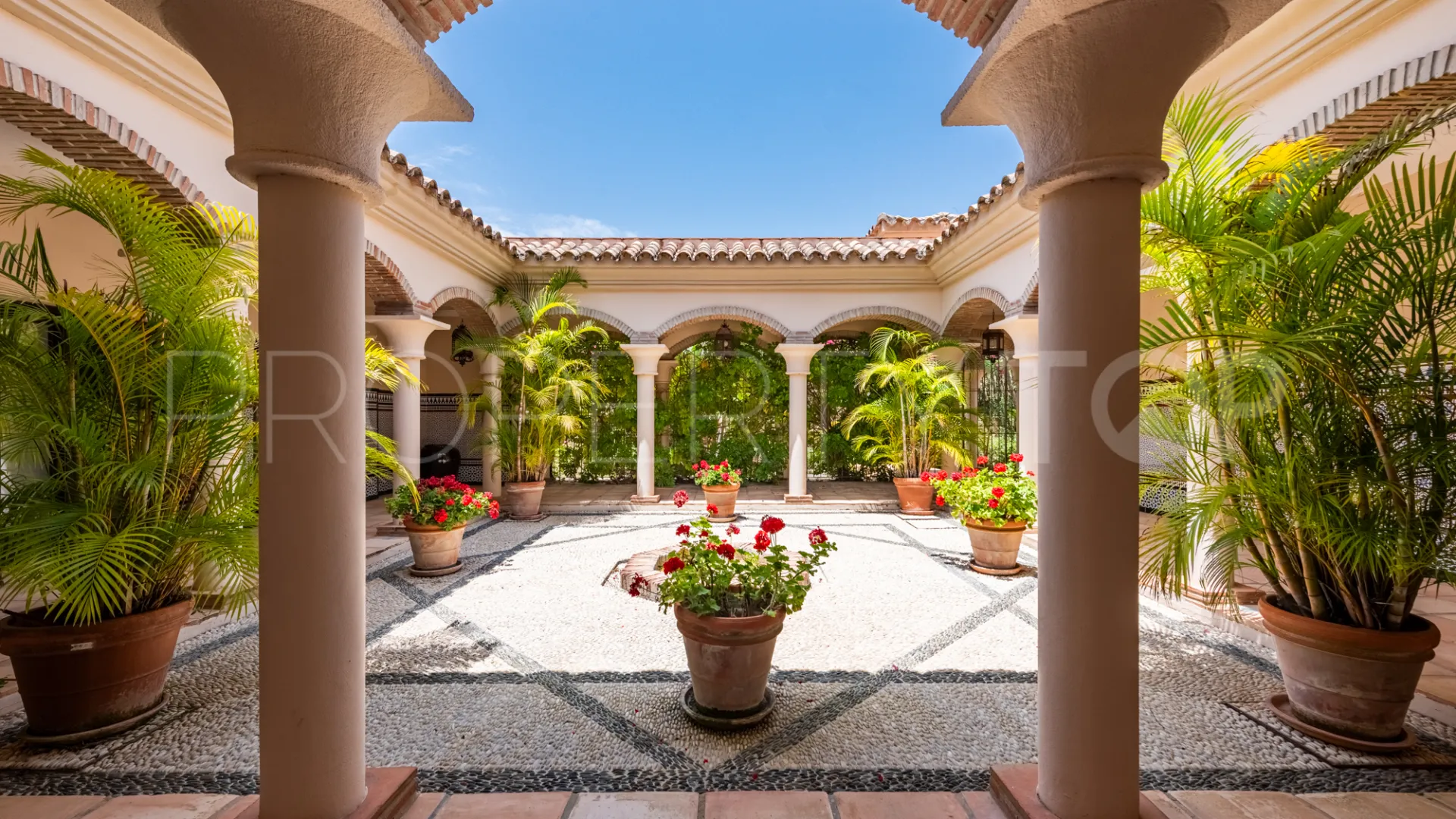 Villa de 5 dormitorios a la venta en Zona L