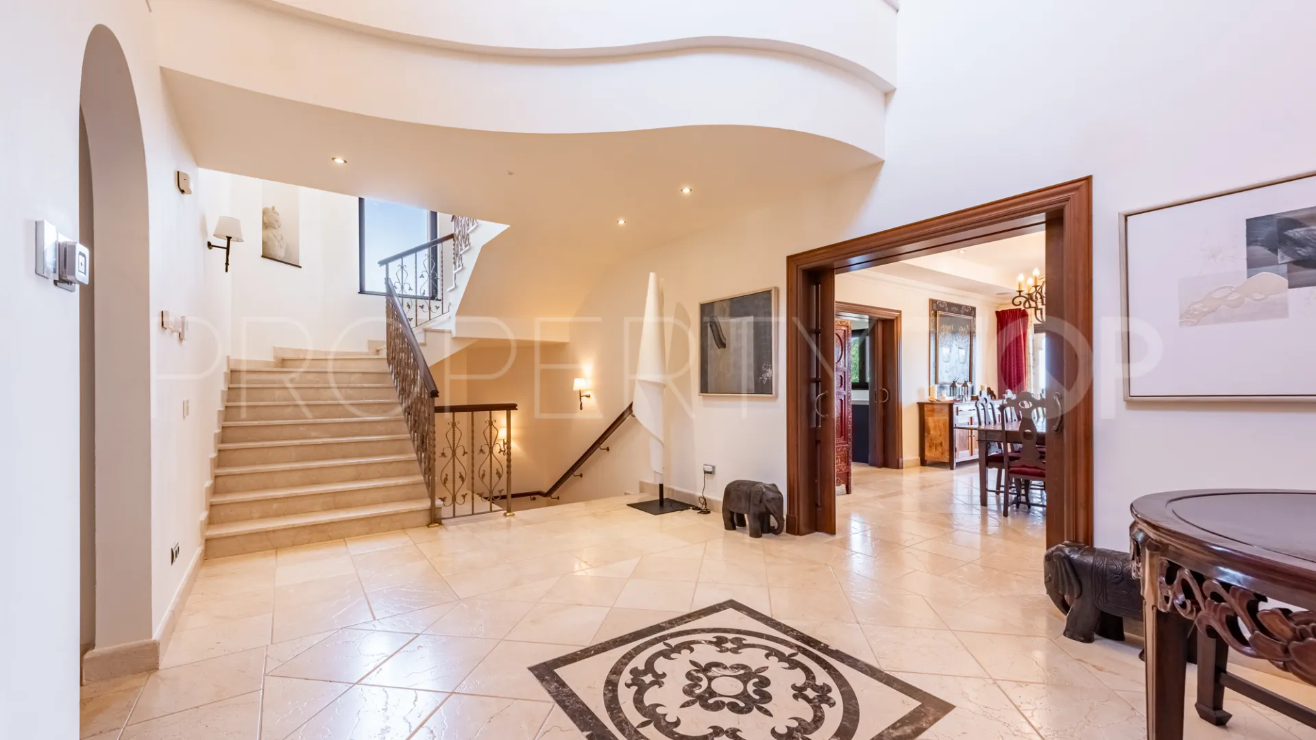 Villa de 5 dormitorios a la venta en Zona L