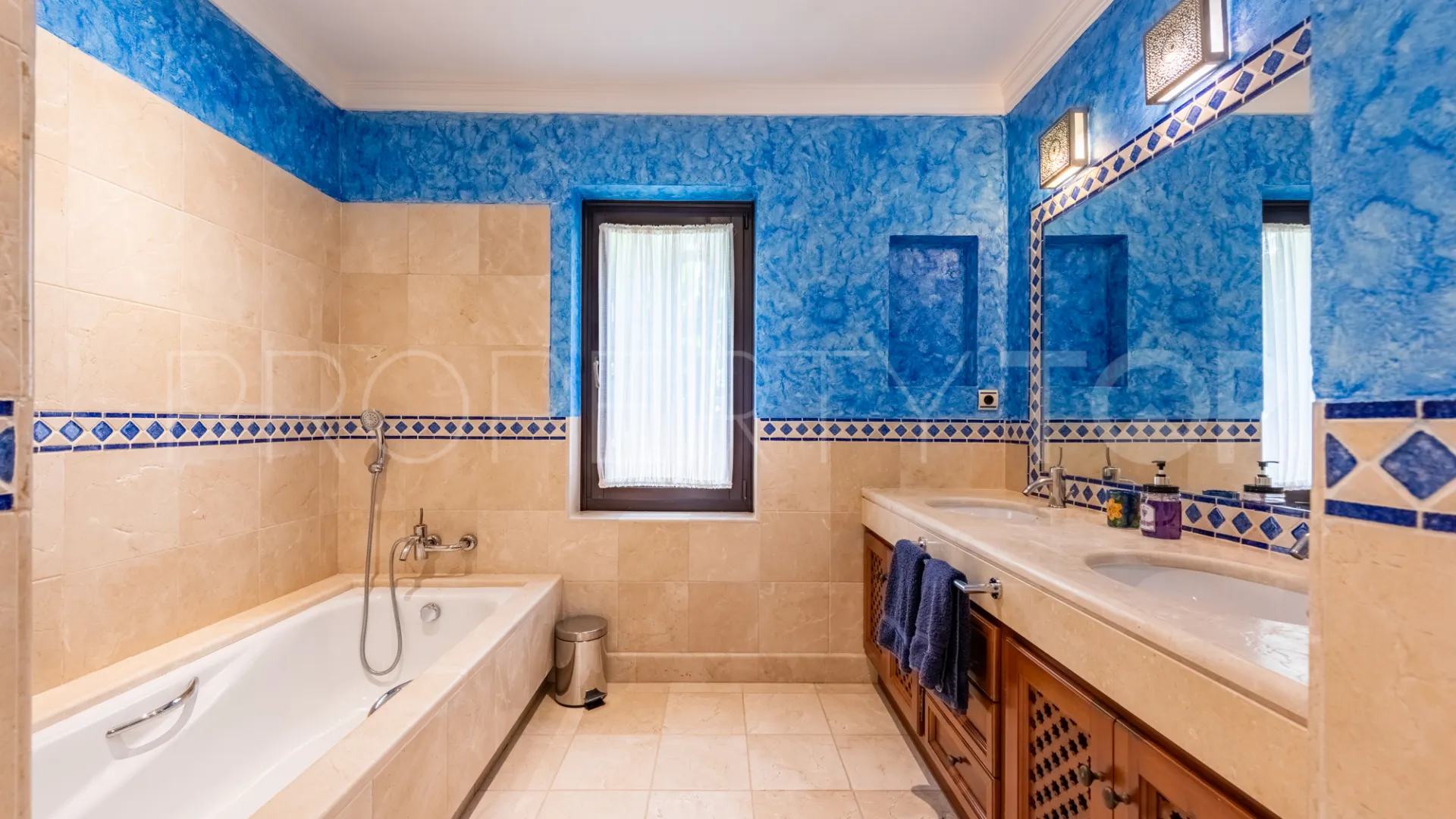 Villa de 5 dormitorios a la venta en Zona L