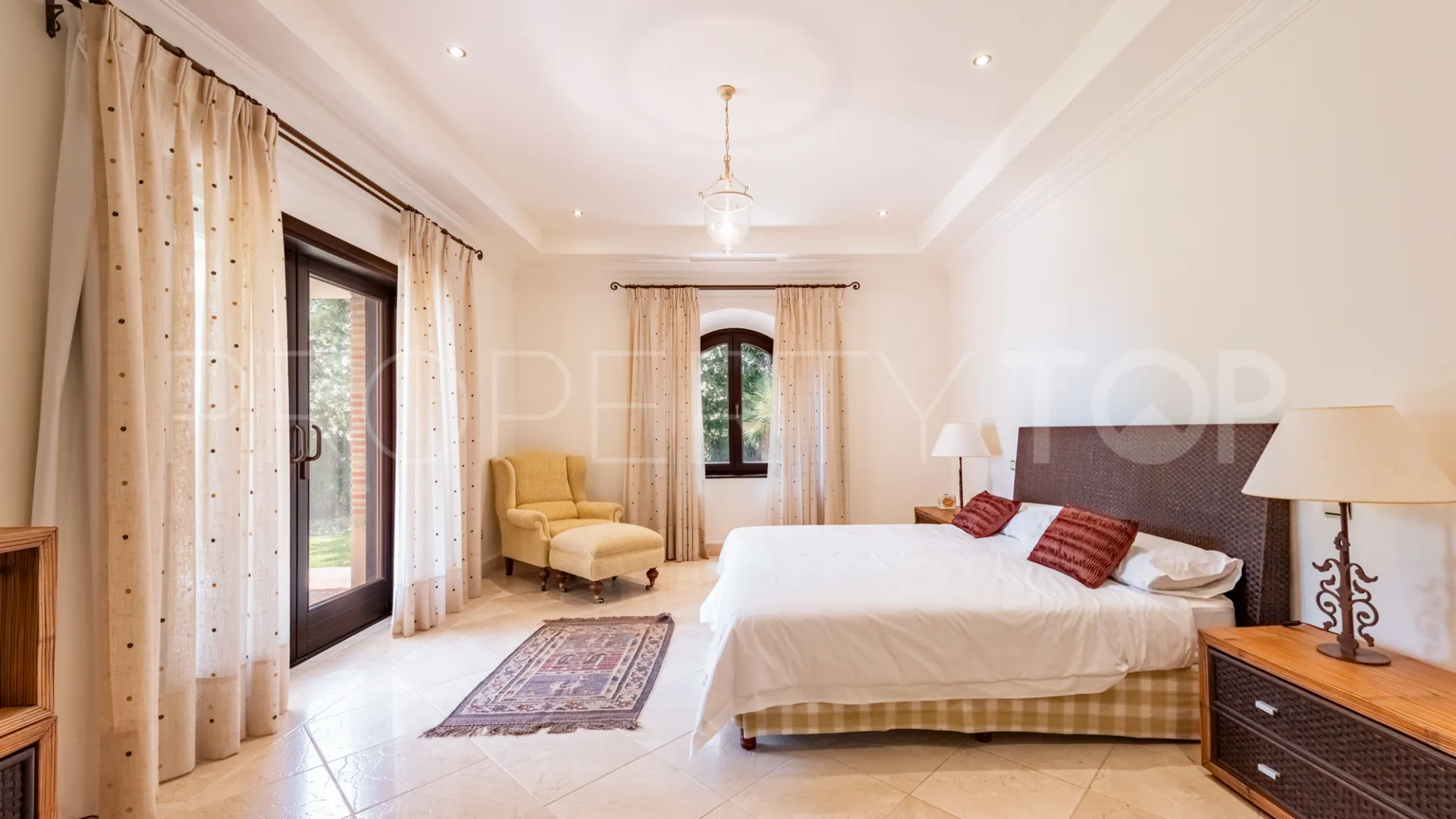 Villa de 5 dormitorios a la venta en Zona L