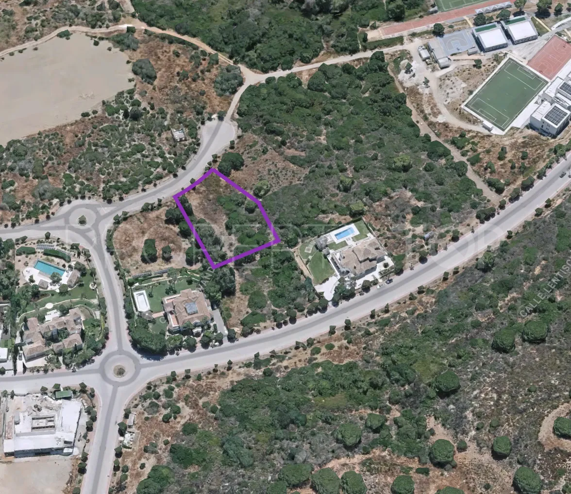 For sale plot in Zona L