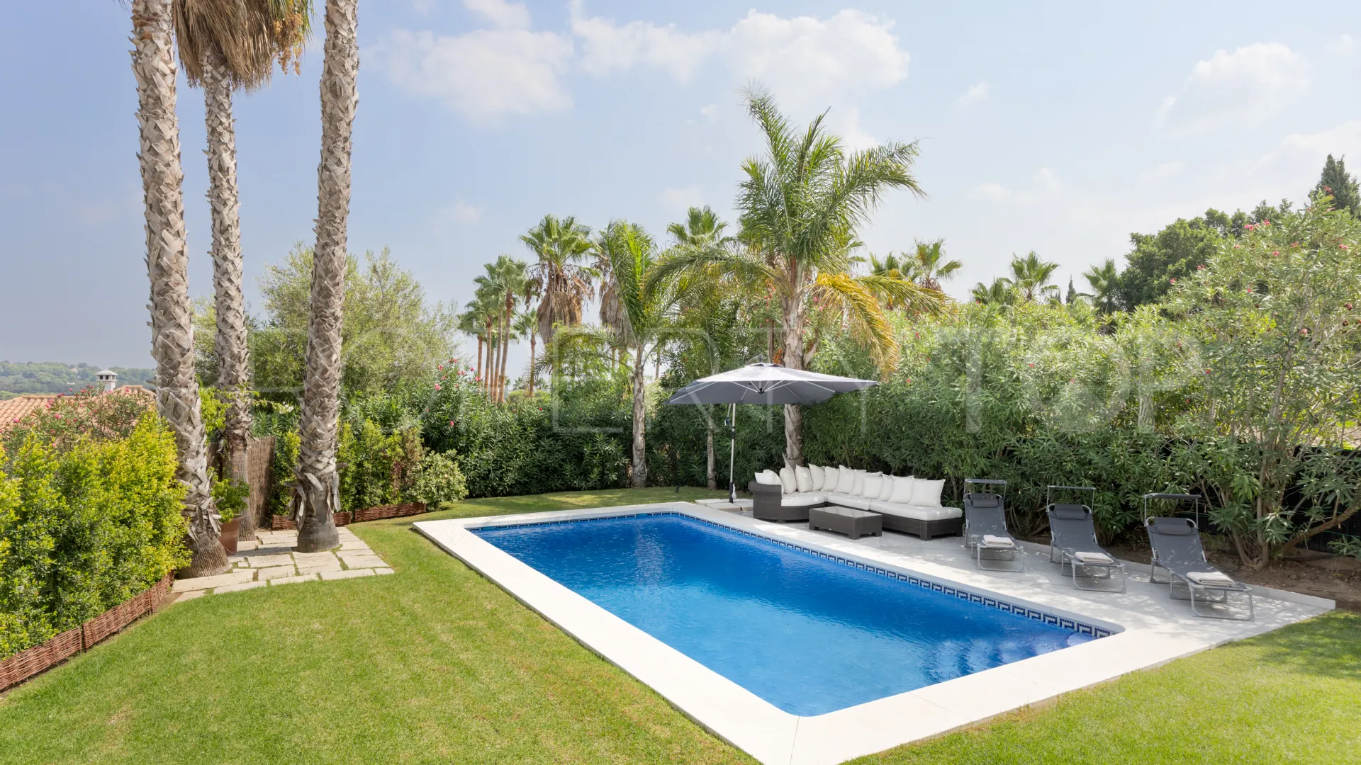 Villa for sale in Zona F with 4 bedrooms