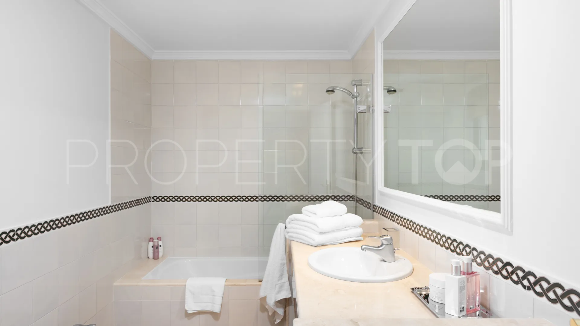 Villa for sale in Zona F with 4 bedrooms