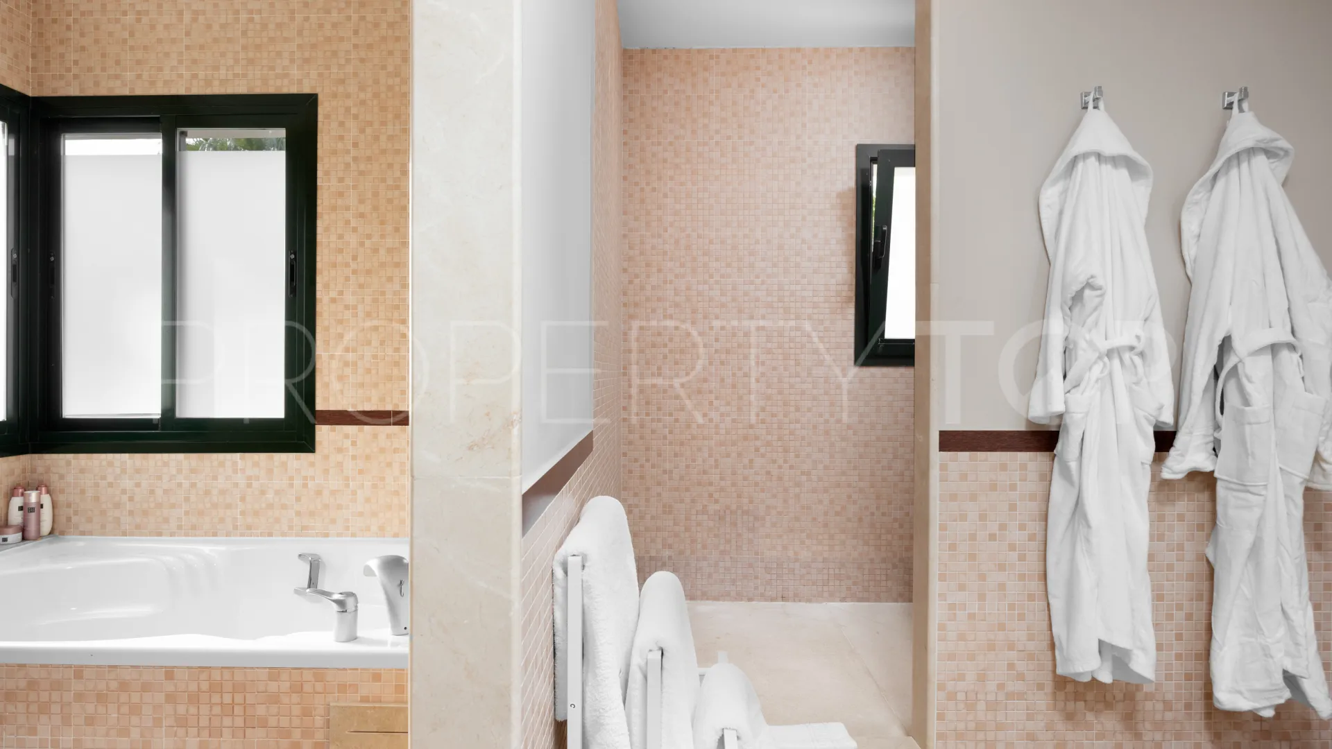 Villa for sale in Zona F with 4 bedrooms