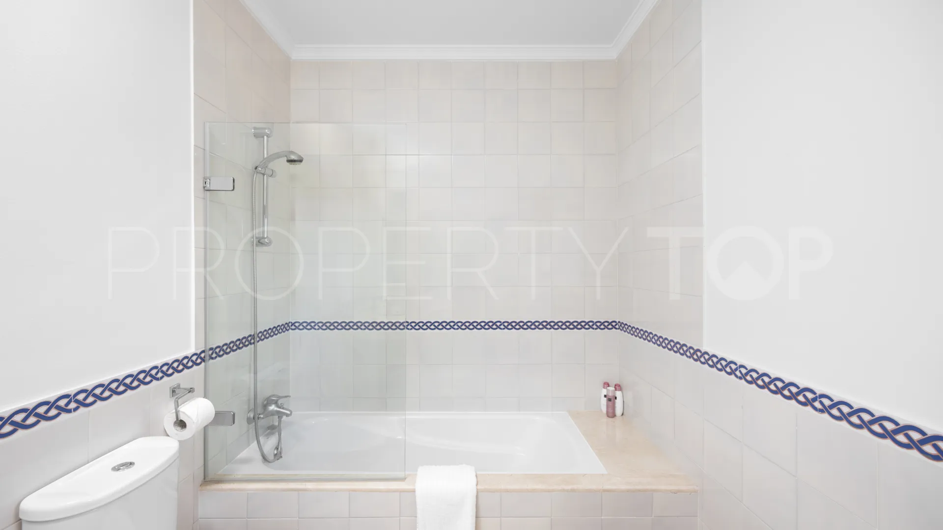 Villa for sale in Zona F with 4 bedrooms