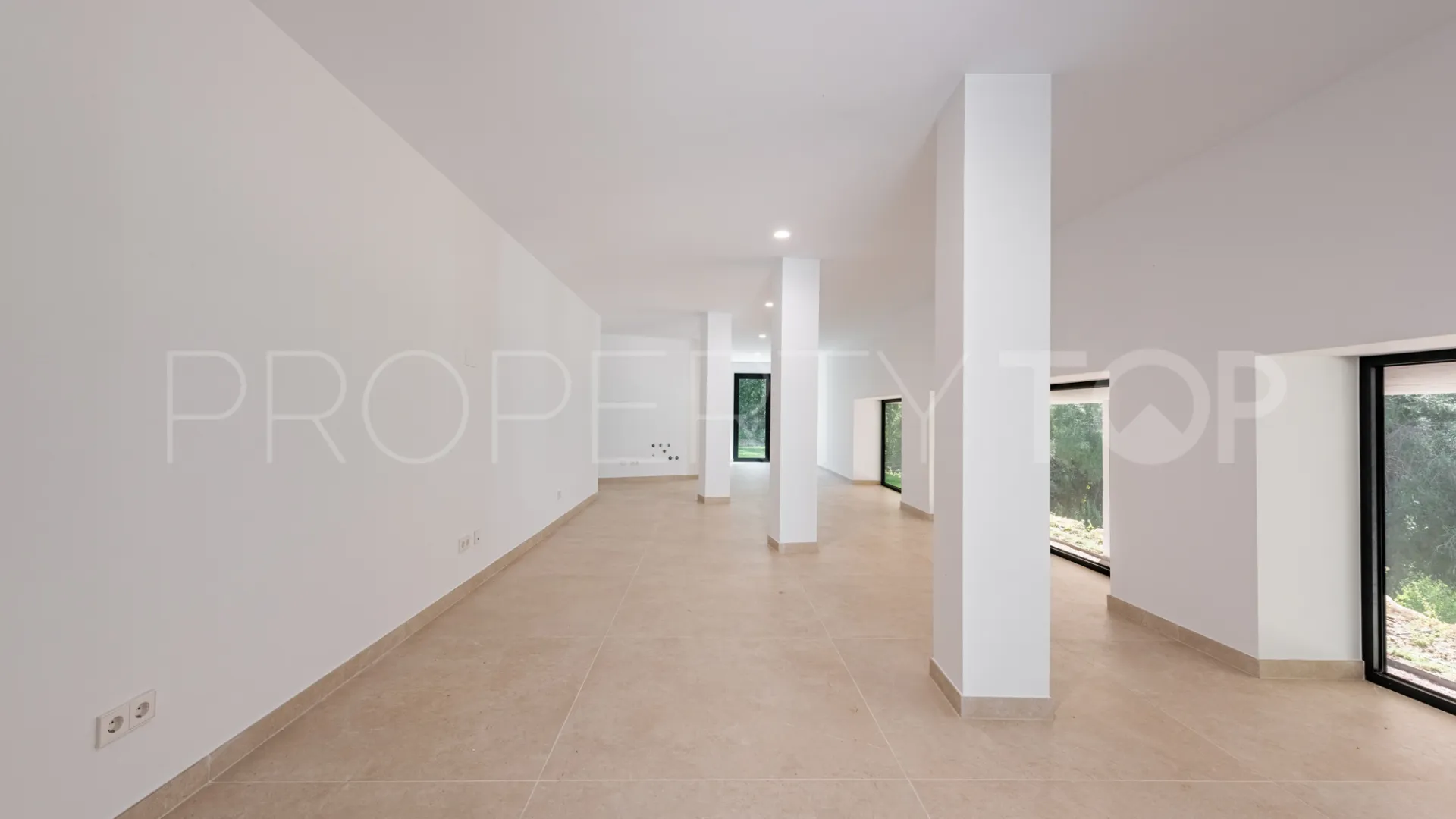 Zona F 5 bedrooms villa for sale