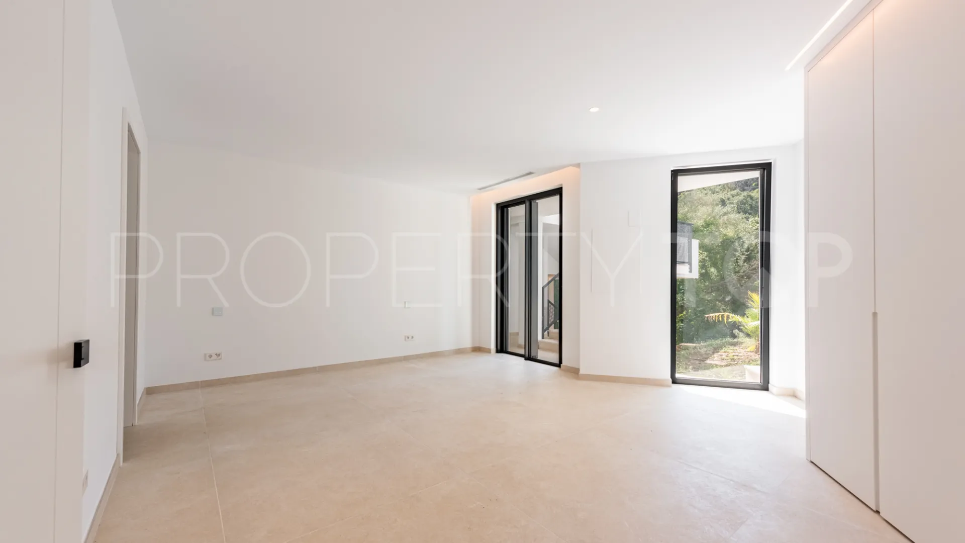 Zona F 5 bedrooms villa for sale