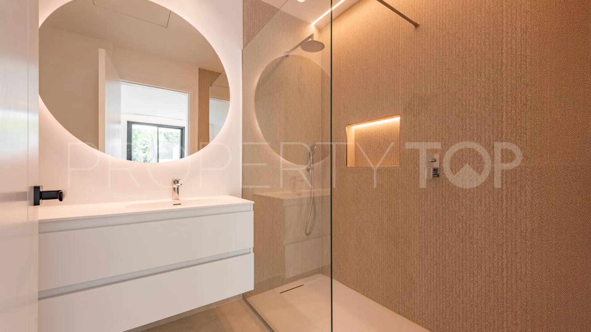Zona F 5 bedrooms villa for sale