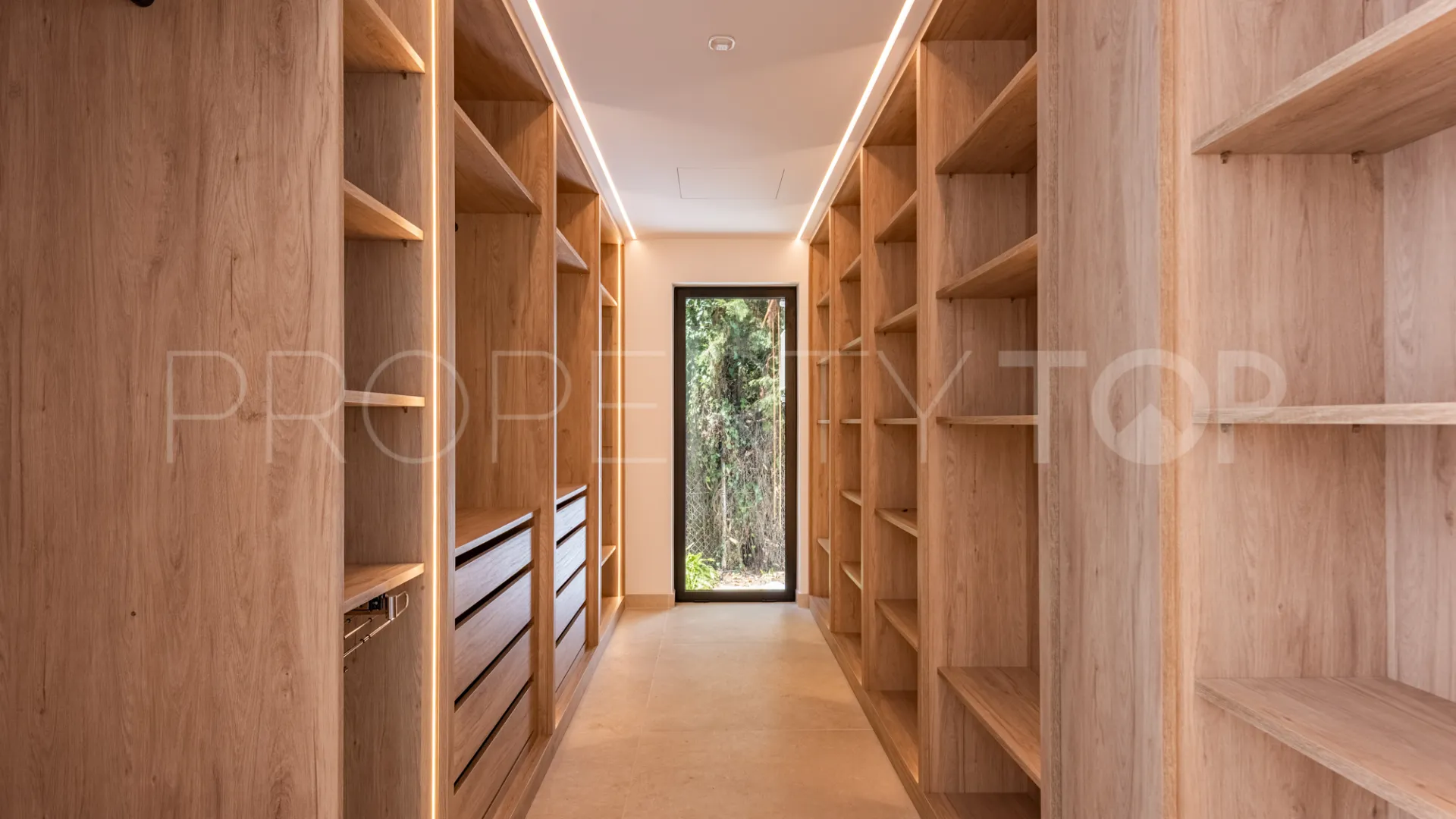 Zona F 5 bedrooms villa for sale