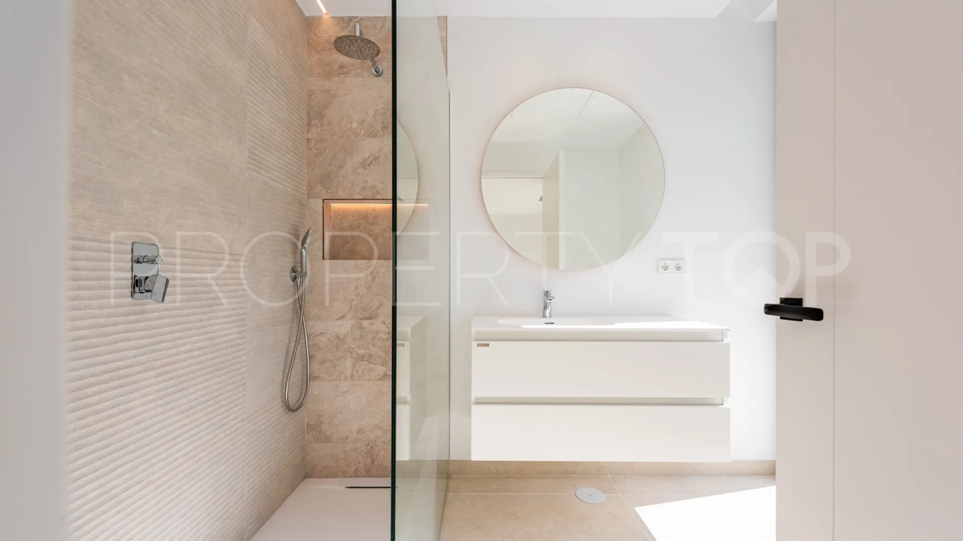 Zona F 5 bedrooms villa for sale