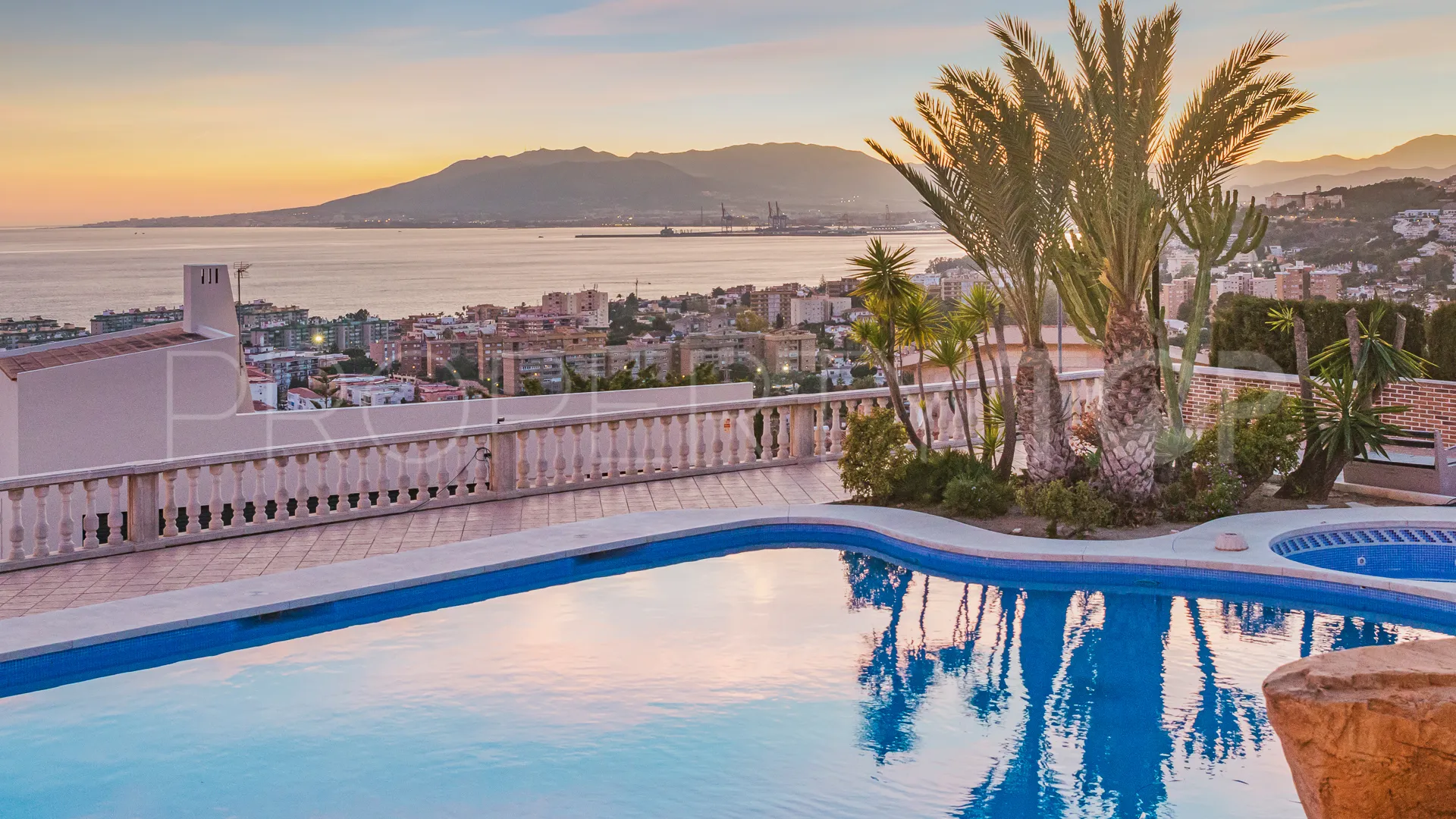 Villa en venta en Pinares de San Antón con 6 dormitorios