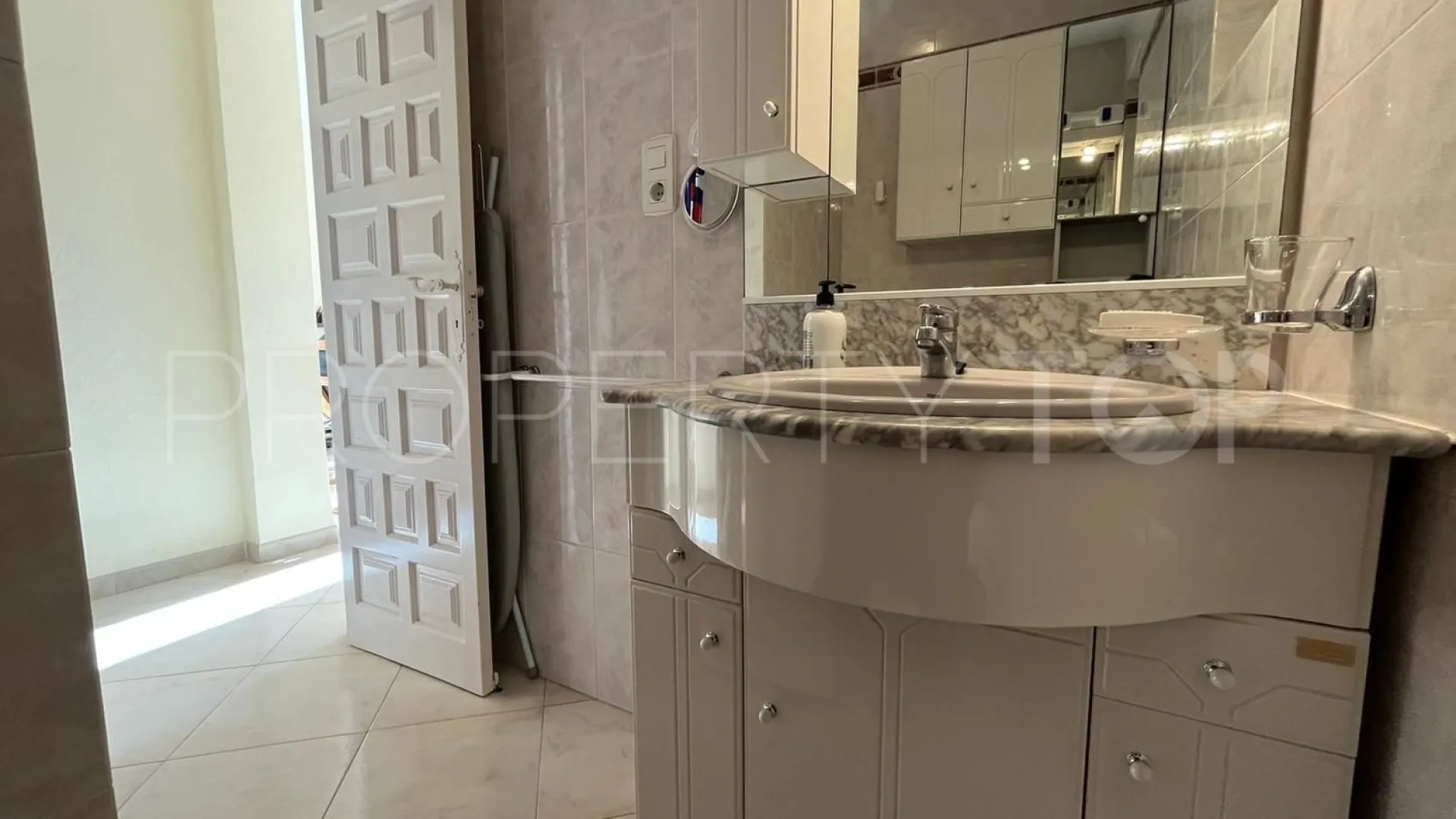 Piso con 2 dormitorios a la venta en Velilla - Velilla Taramay