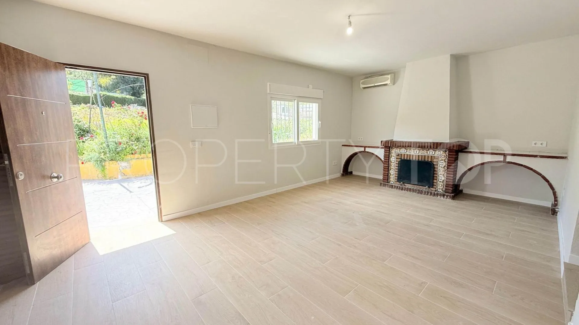 Casa de campo con 3 dormitorios en venta en Coin