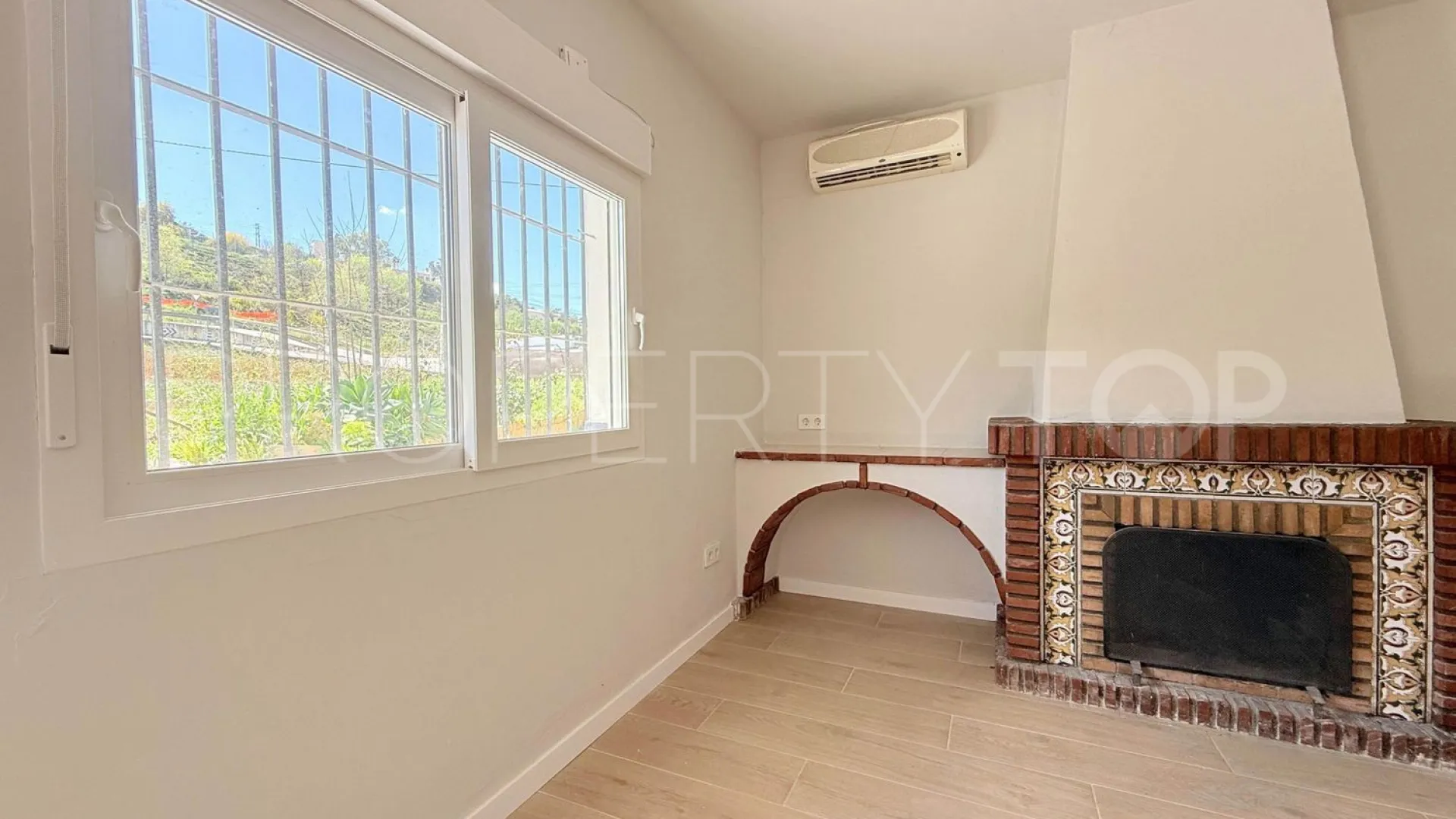 Casa de campo con 3 dormitorios en venta en Coin