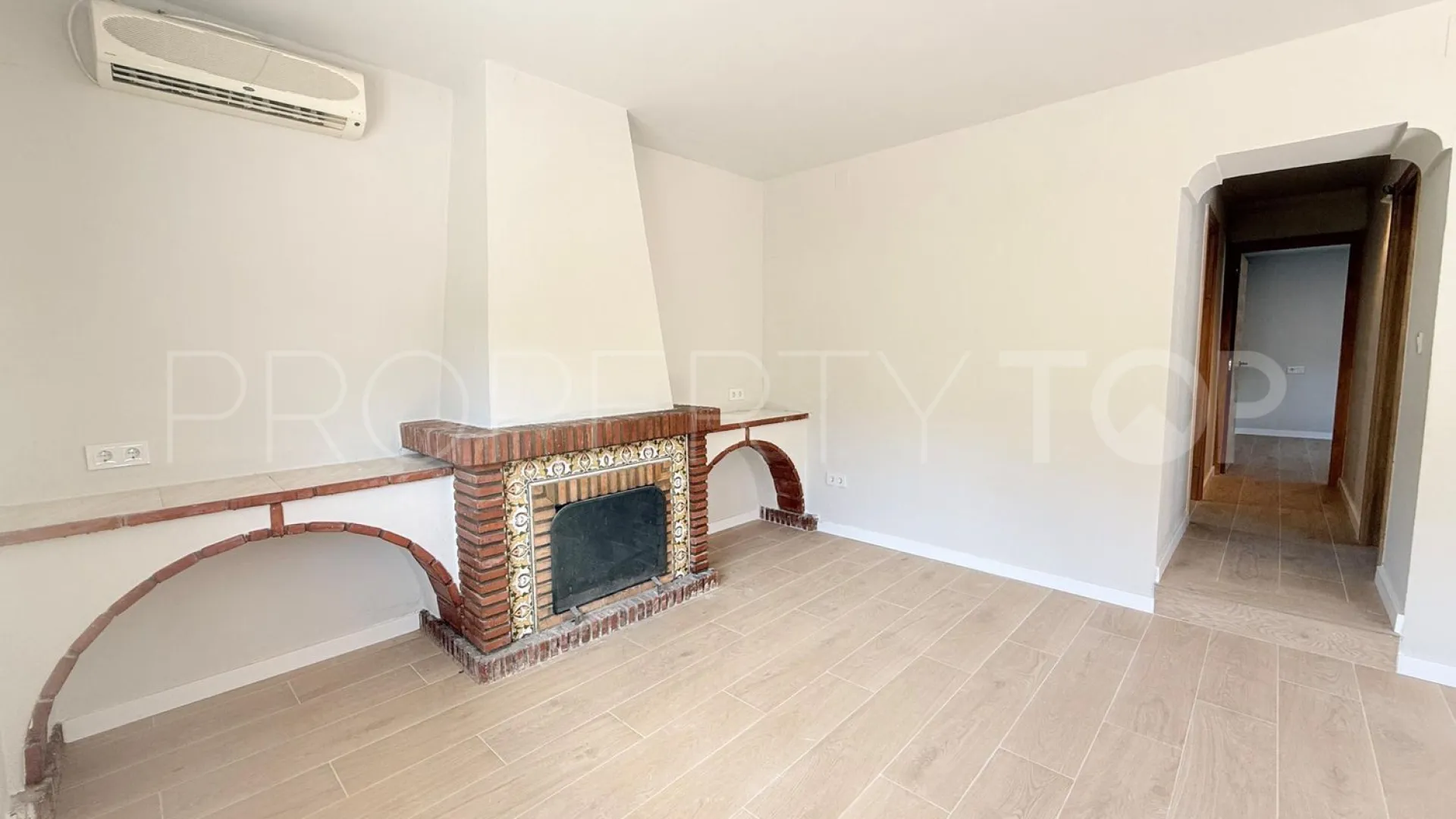 Casa de campo con 3 dormitorios en venta en Coin