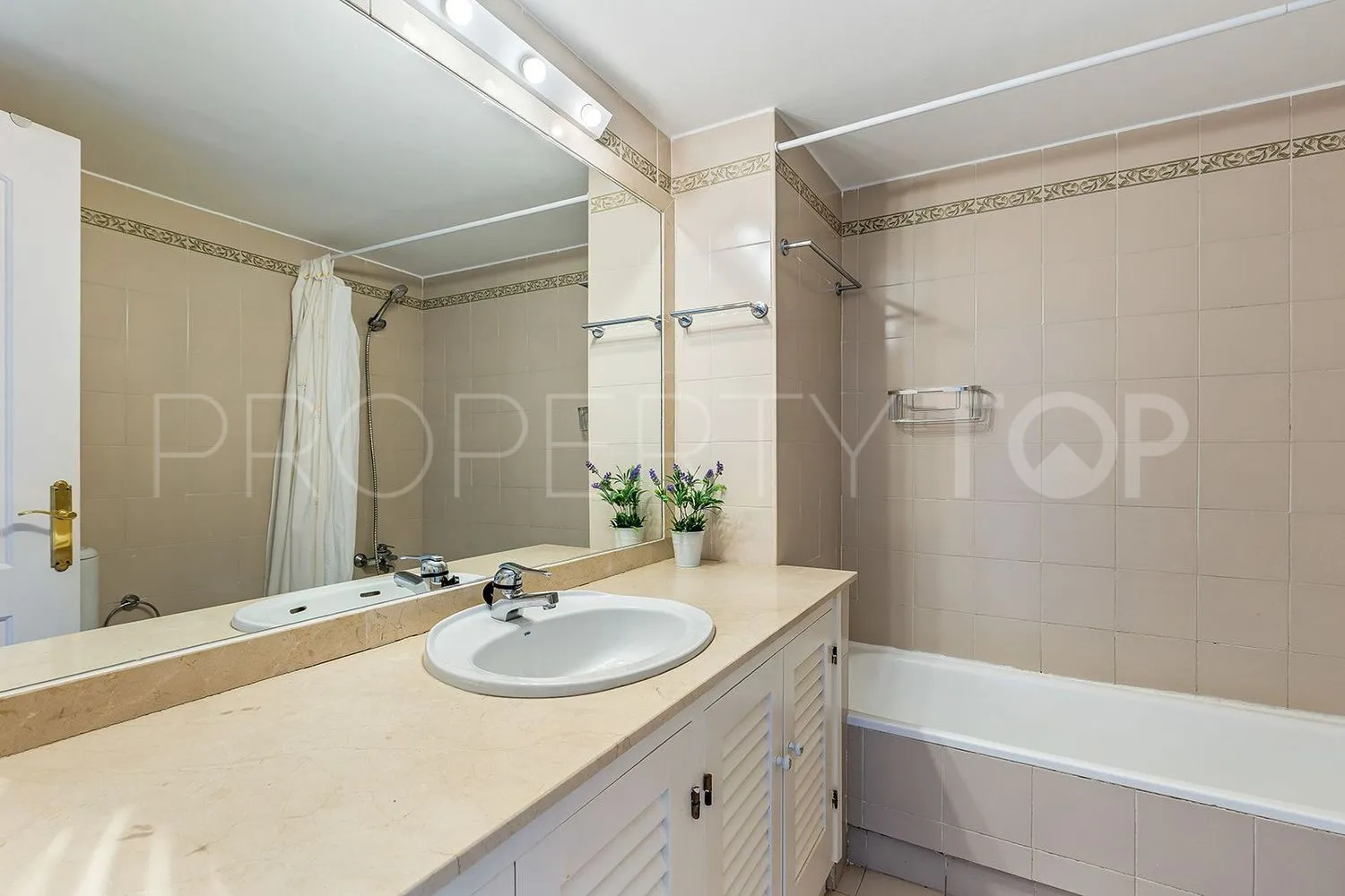 For sale flat with 3 bedrooms in Sitio de Calahonda