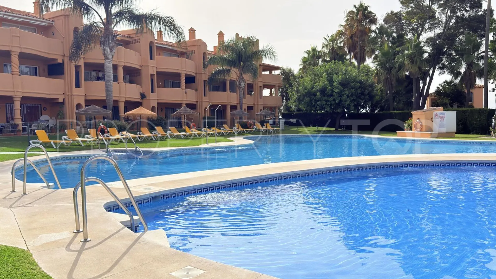 For sale flat with 3 bedrooms in Sitio de Calahonda