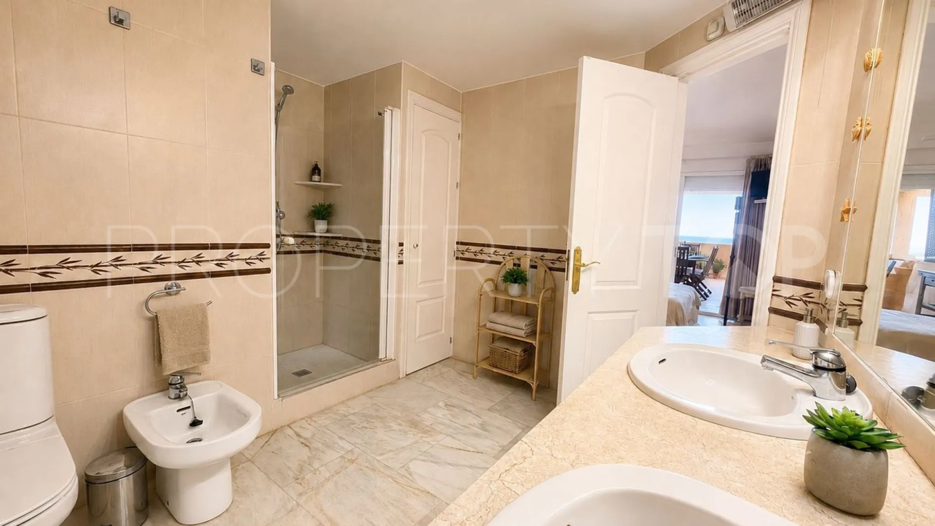 For sale flat with 3 bedrooms in Sitio de Calahonda