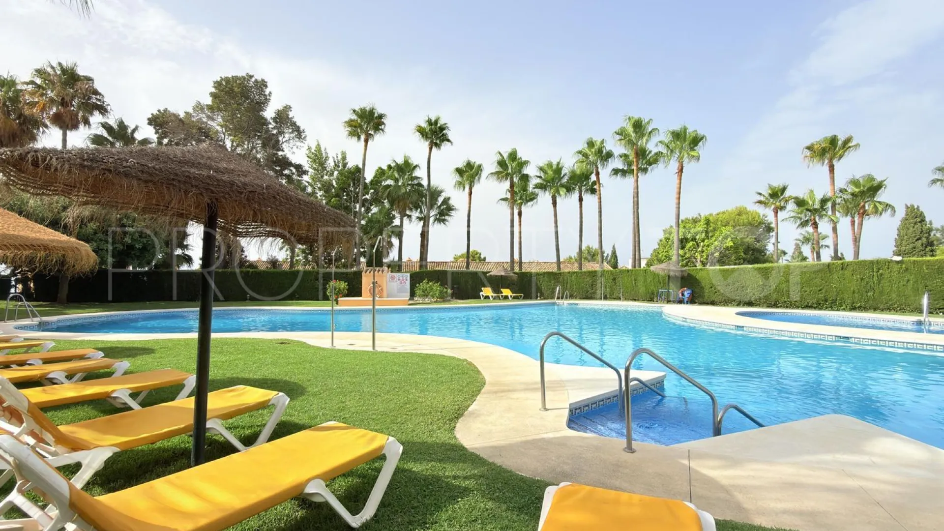 For sale flat with 3 bedrooms in Sitio de Calahonda