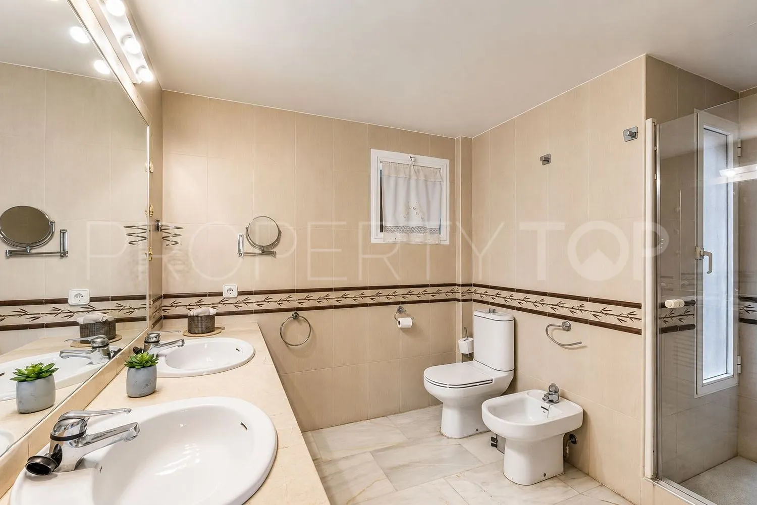 For sale flat with 3 bedrooms in Sitio de Calahonda