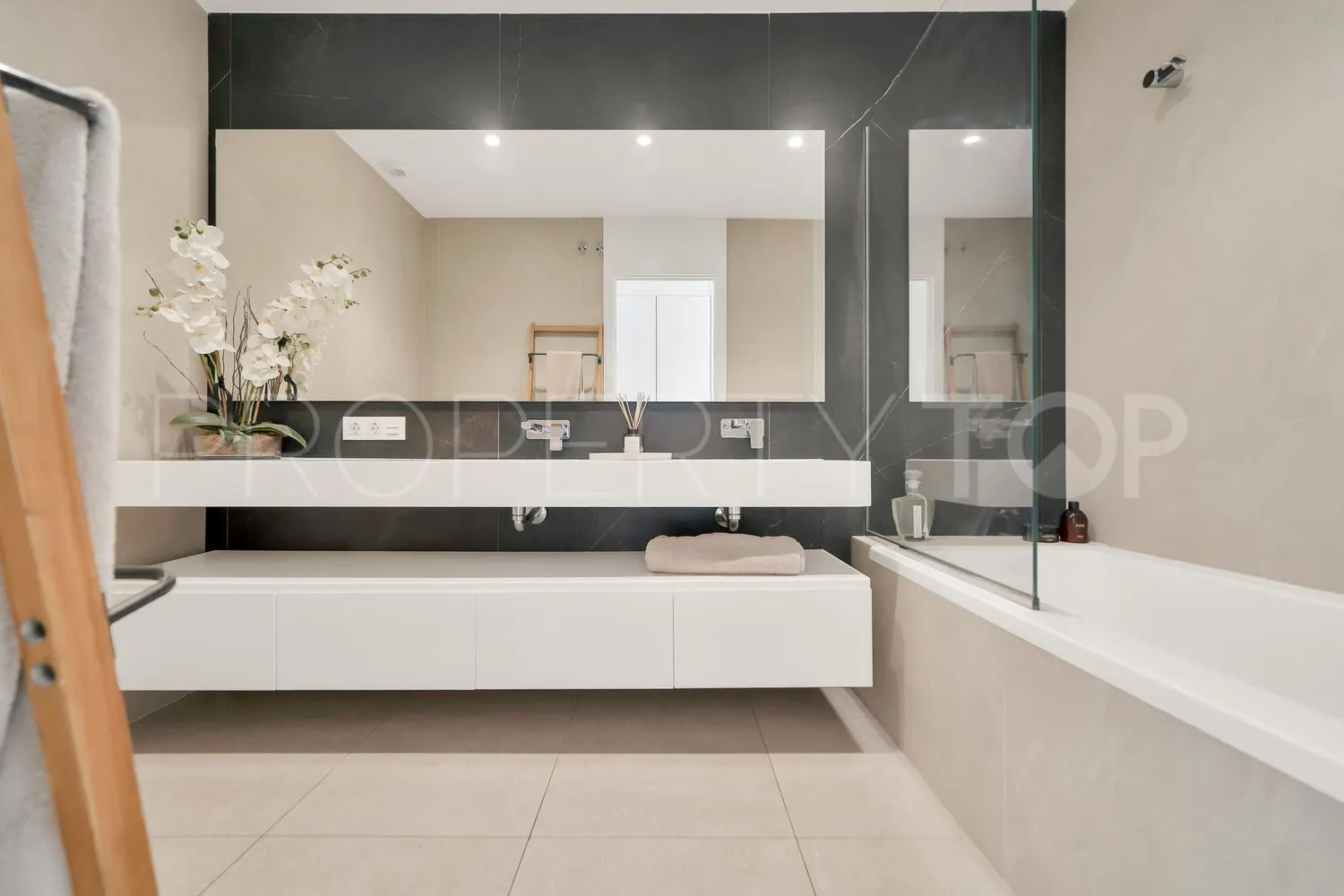 For sale La Quinta flat with 2 bedrooms
