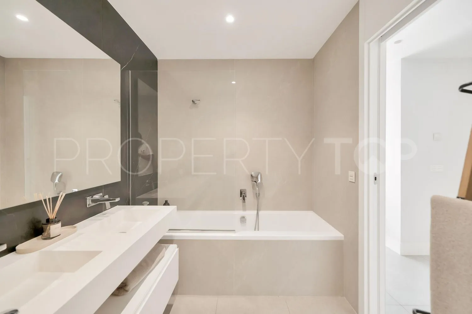 For sale La Quinta flat with 2 bedrooms