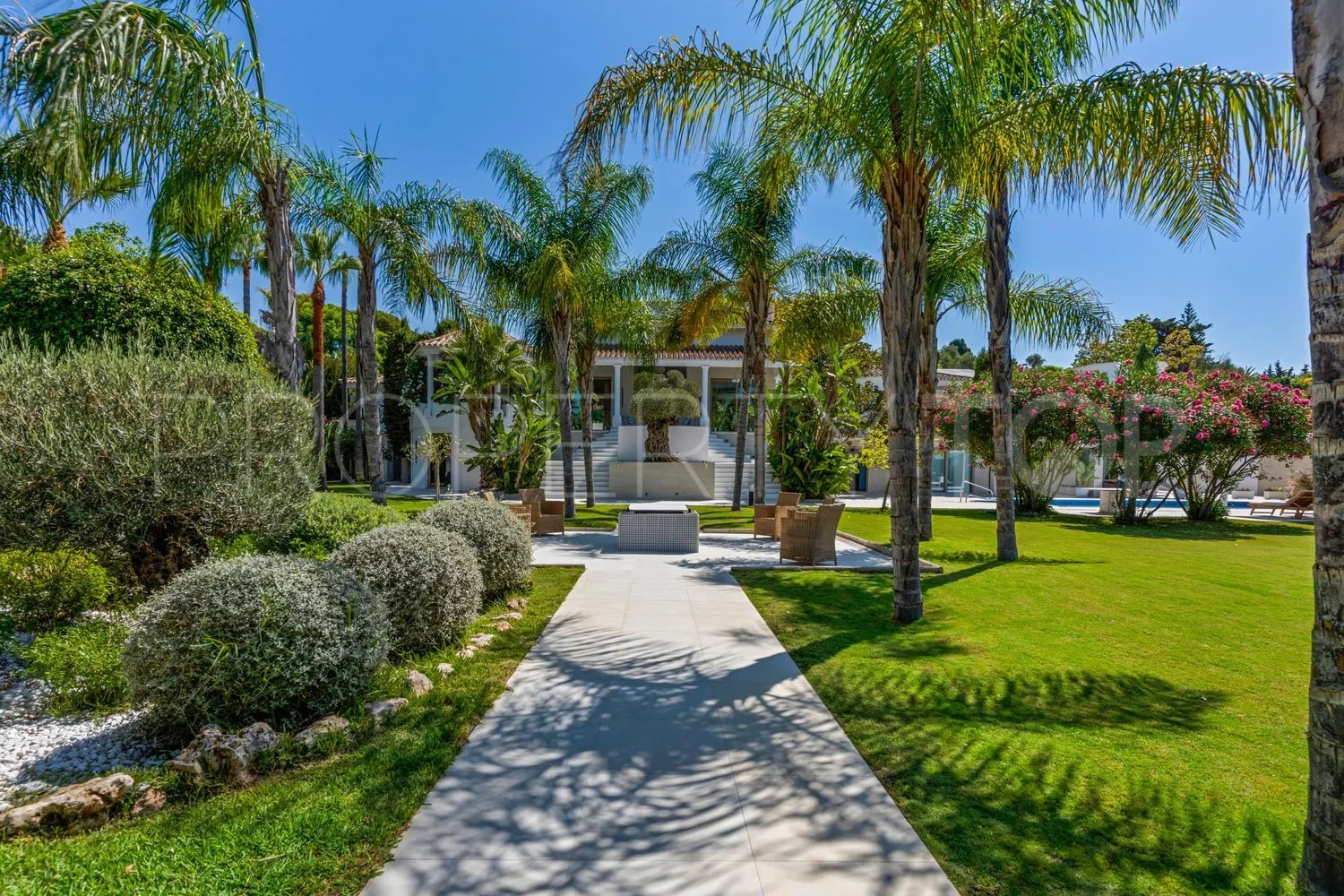 Casa con 6 dormitorios en venta en Guadalmina Baja