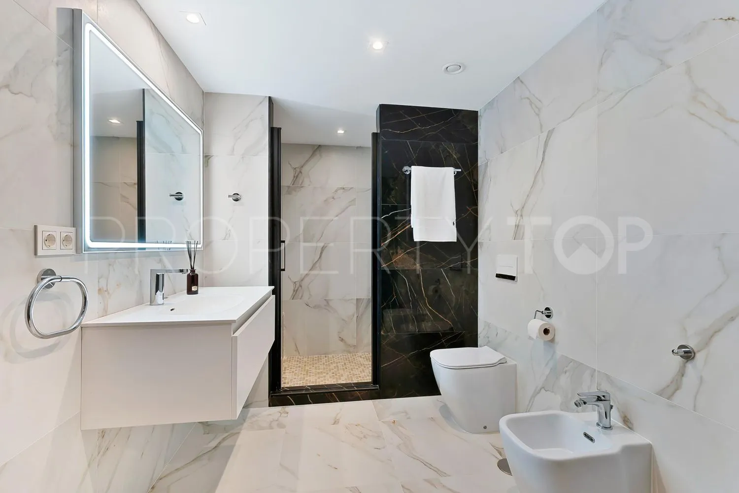 For sale 6 bedrooms house in Guadalmina Baja
