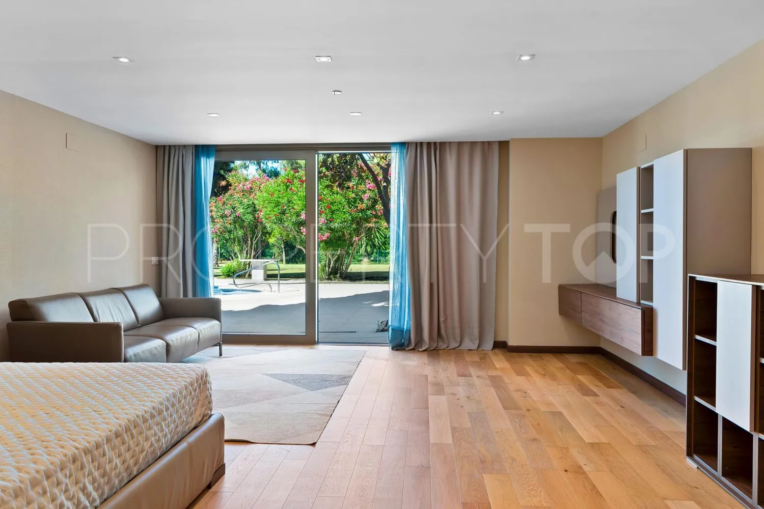 For sale 6 bedrooms house in Guadalmina Baja
