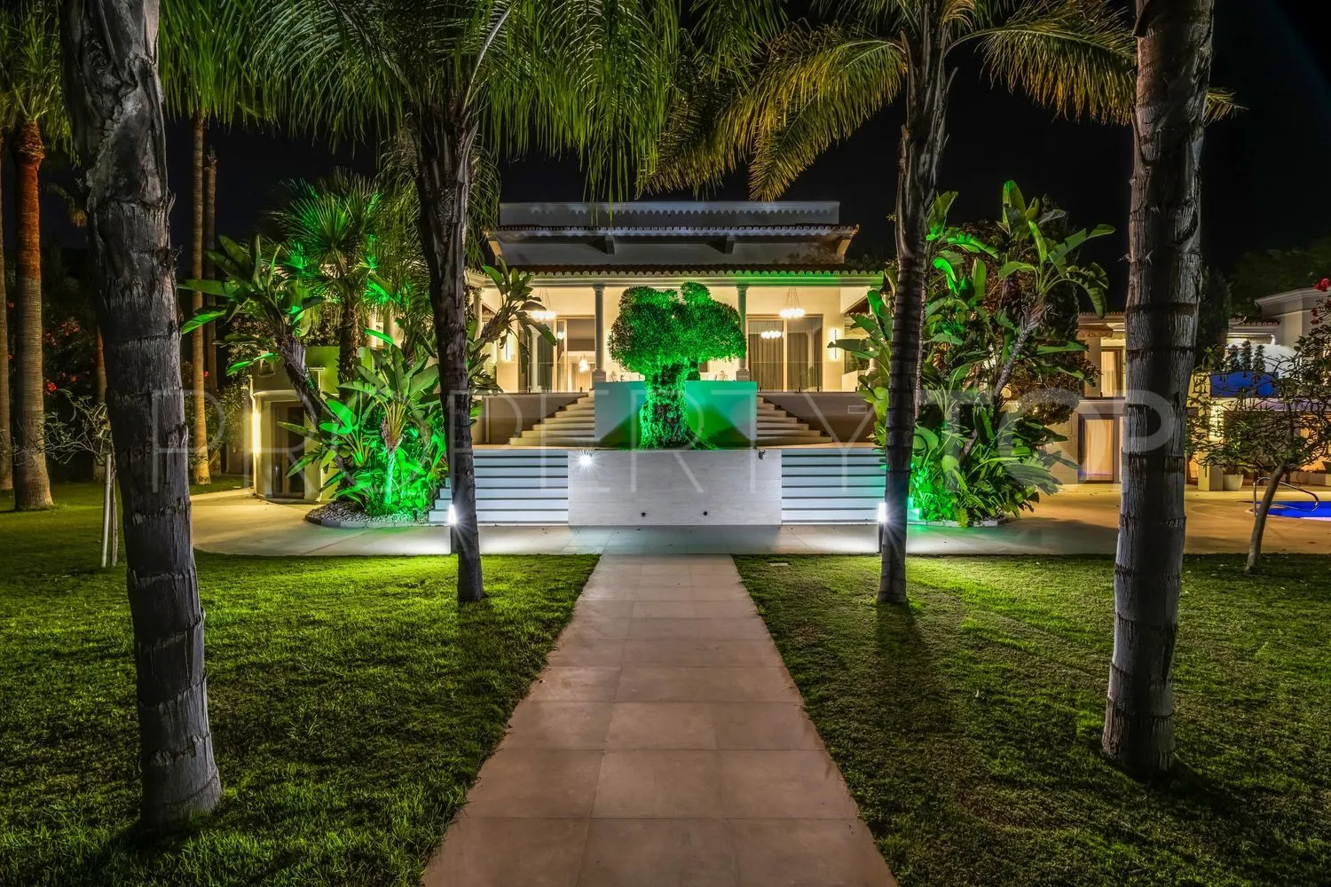 Casa con 6 dormitorios en venta en Guadalmina Baja