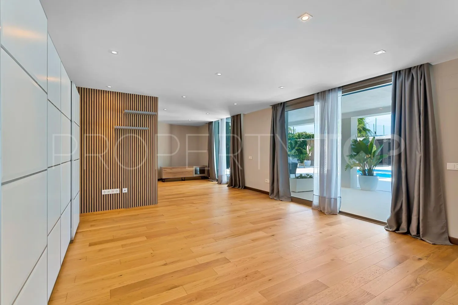 Casa con 6 dormitorios en venta en Guadalmina Baja