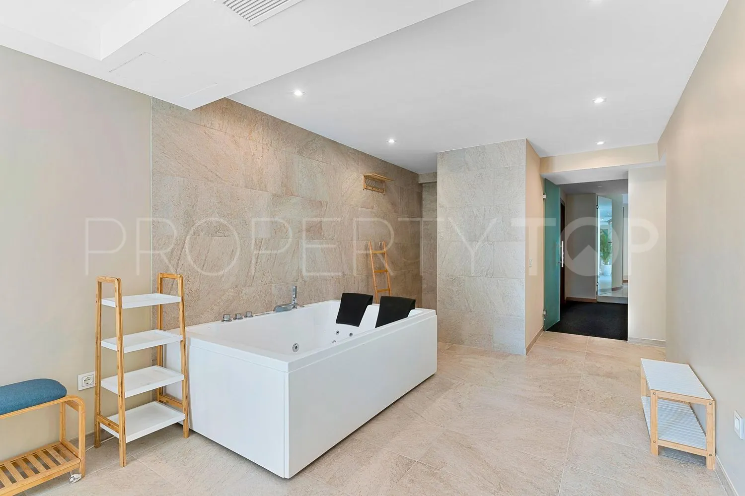 For sale 6 bedrooms house in Guadalmina Baja