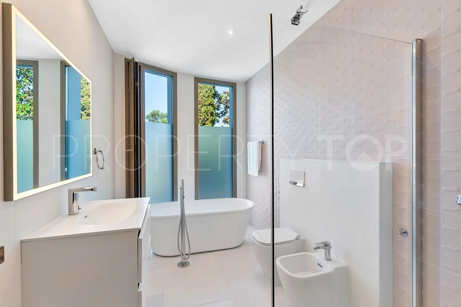Casa con 6 dormitorios en venta en Guadalmina Baja