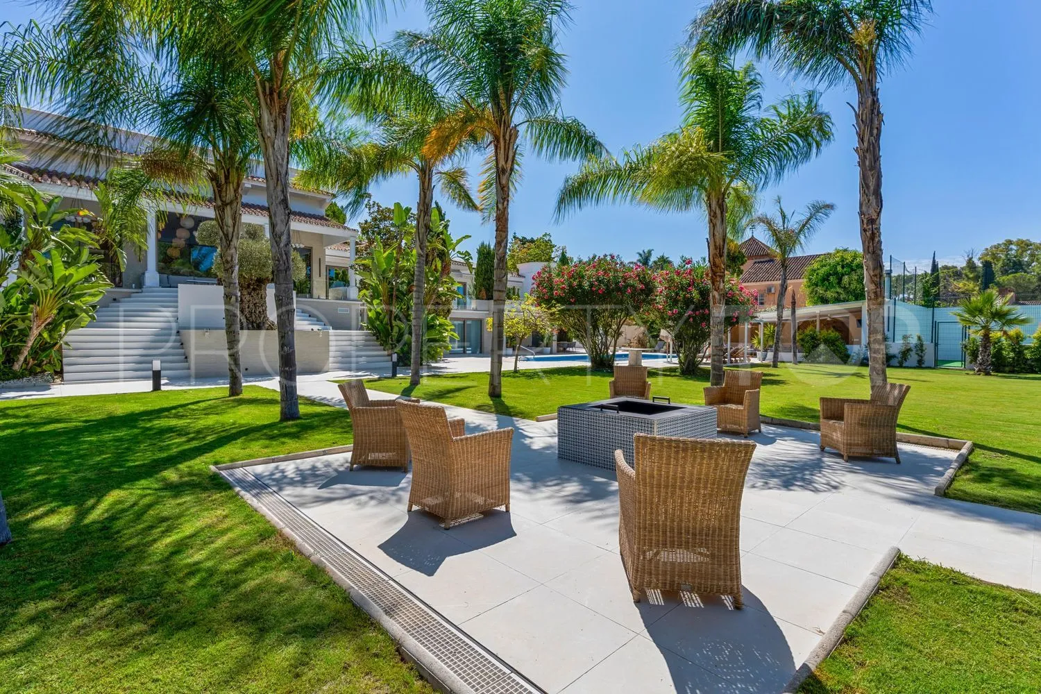 Casa con 6 dormitorios en venta en Guadalmina Baja