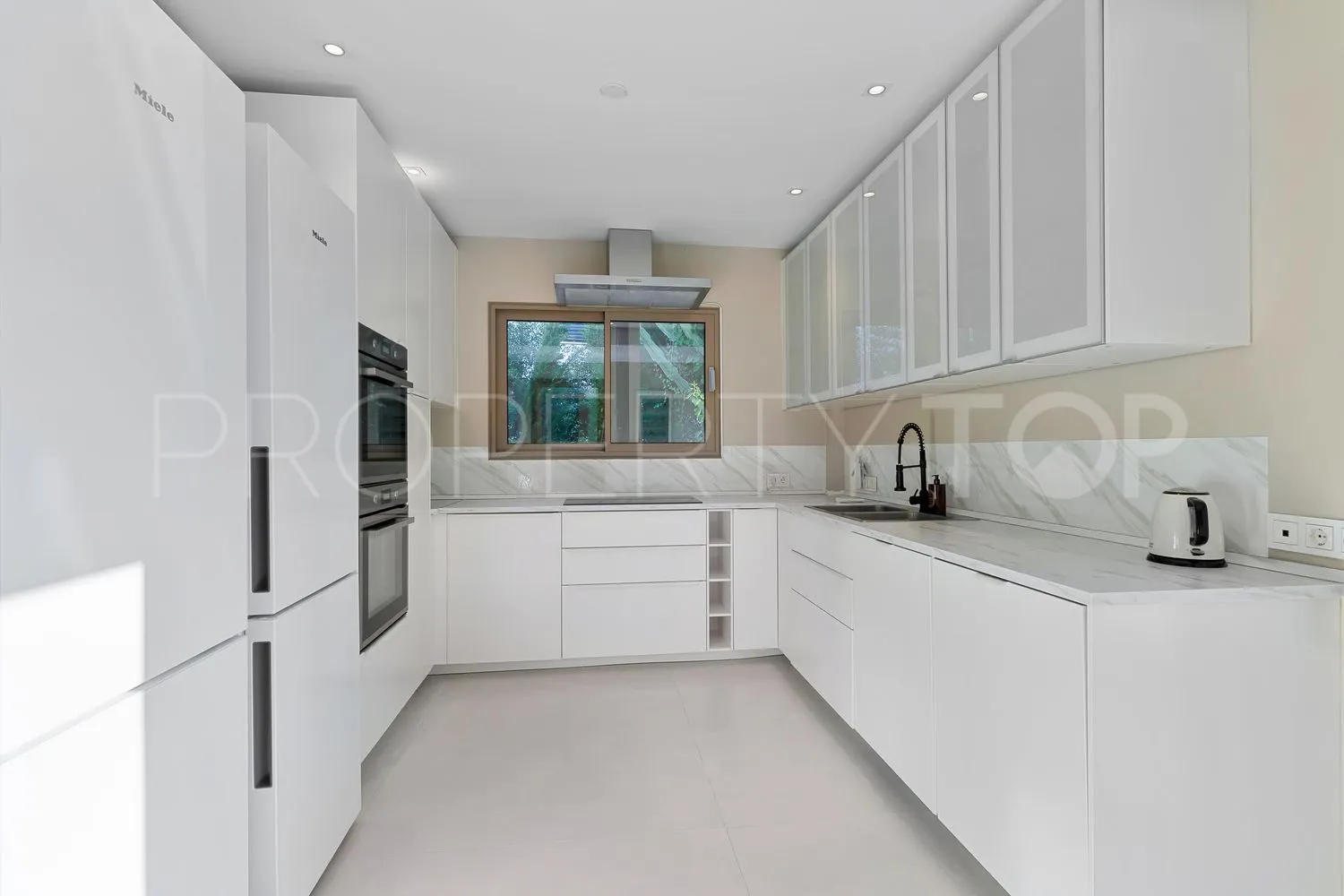 For sale 6 bedrooms house in Guadalmina Baja