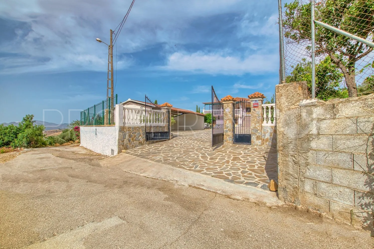 Casa de campo de 4 dormitorios a la venta en Periana