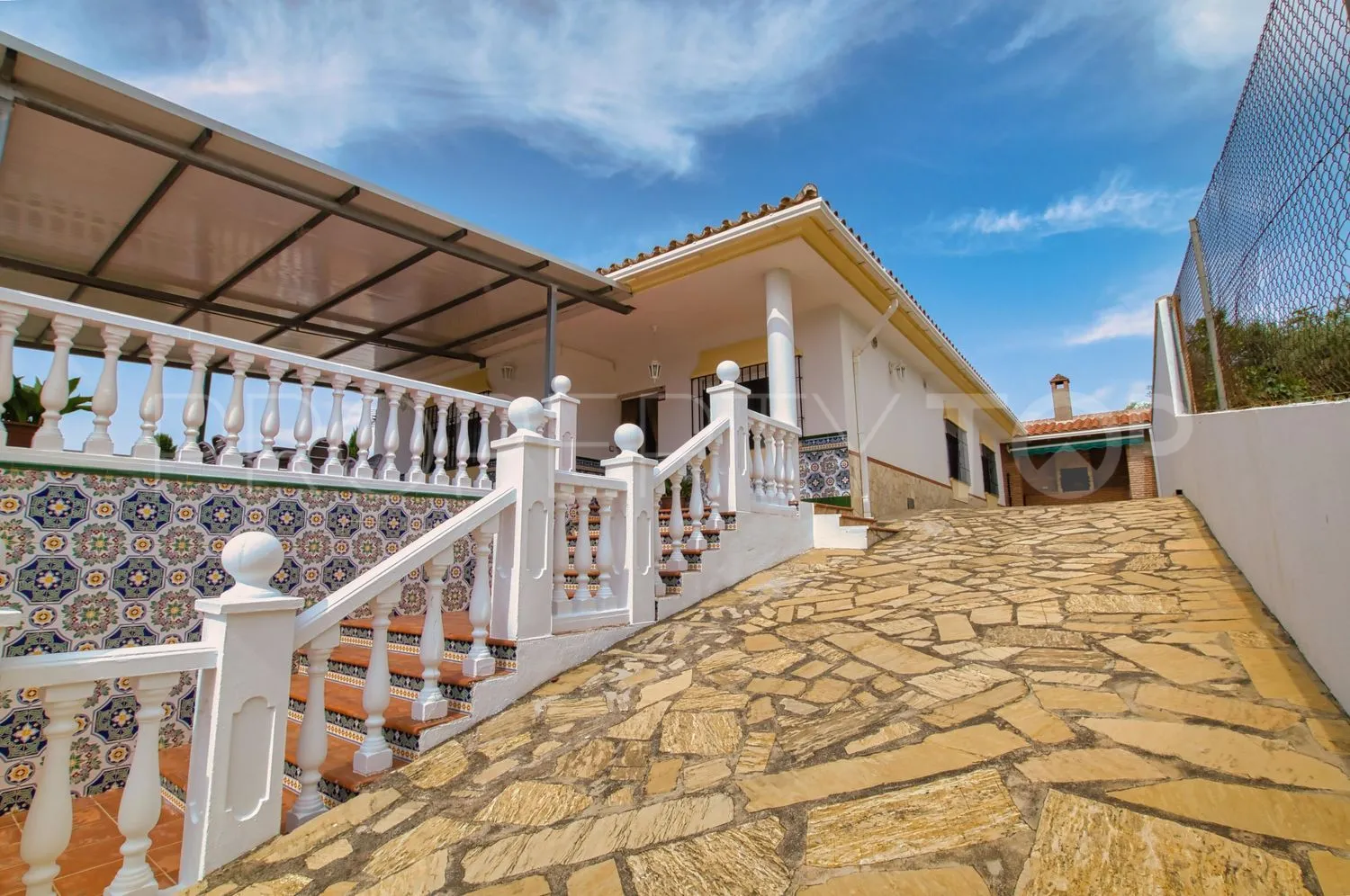Casa de campo de 4 dormitorios a la venta en Periana